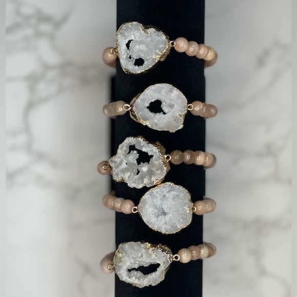 Peach Moonstone with Druzy Agate. Crystal stretch bracelet - Picture 2 of 4